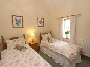 Un pat sau paturi într-o cameră la 2 Bed in Cresswell CN194