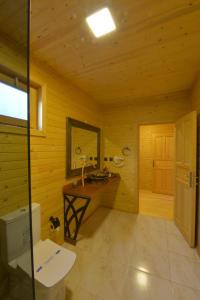 baño de madera con lavabo y aseo en Mengen Rüya Çiftliği, en Babahızır