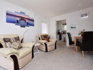 uma sala de estar com 2 sofás e uma sala de jantar em 1 Bed in Lyme Regis 62615 em Axminster