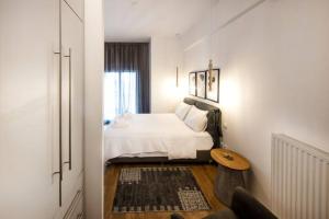Llit o llits en una habitació de GLAMOROUS APARTMENT IN KOLONAKI CENTER