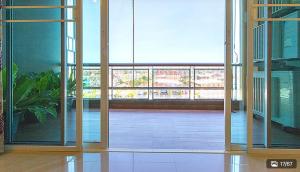 eine große Glastür in einem Gebäude mit Balkon in der Unterkunft Lasalle Park Serviced Apartment at Lasalle 75 in Bangna + 19 Fotos