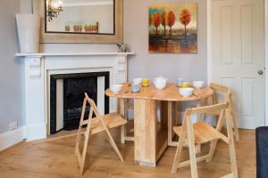 a table and chairs in a living room with a fireplace at 1 Bed in Harrogate HH080 in Harrogate