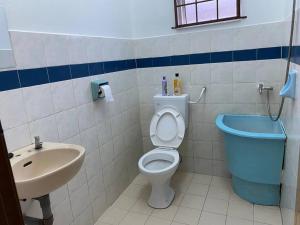 uma casa de banho com um WC e um lavatório em Go Holiday Taiping Homestay em Simpang