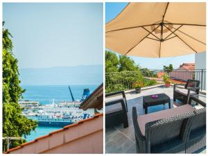 - un balcon avec un parasol et une vue sur un bateau dans l'établissement Apartment Splendid Marjan, à Split
