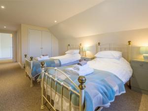 a bedroom with two beds and a window at 2 bed in Pensthorpe KT188 in Kettlestone