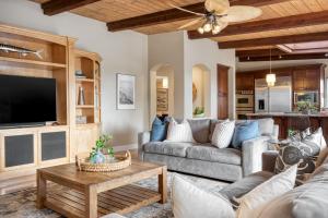 a living room with a couch and a tv at Wavebreak by AvantStay Close to BeachesSurfing in Solana Beach
