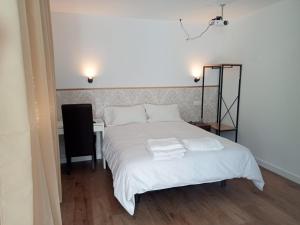 1 dormitorio con 1 cama con escritorio y silla en SG ROOMS, en Consuegra