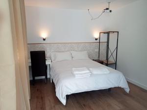 um quarto com uma cama, uma secretária e uma cadeira em SG ROOMS em Consuegra
