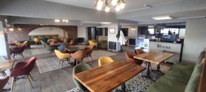a restaurant with tables and chairs and a bar at OTEL DEFNE in Polatlı