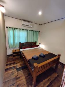 - une chambre avec un lit et 2 serviettes dans l'établissement Baan Mai Muang Nan, à Nan