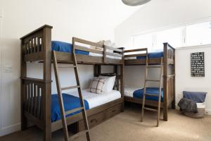 Krevet ili kreveti na kat u jedinici u objektu Quartz by AvantStay Stunning Home In Truckee w Views