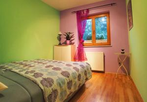 1 dormitorio con cama y ventana en Guest House Bitter en Braslovče