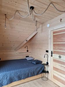 Katil atau katil-katil dalam bilik di Domek w Witowie