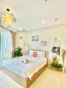 A bed or beds in a room at The Song Vung Tau Near Beach by Hoang Gia