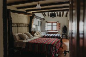 1 dormitorio con 2 camas y sofá en Casa rural Villapajar, en Villasur de Herreros