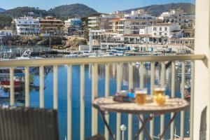 a table on a balcony with a view of a marina at Apartamento Bellavista Puerto 3 in Cala Ratjada
