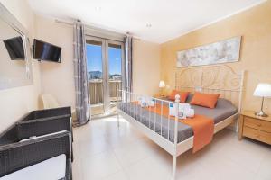 Un dormitorio con una cama y un balcón. en Apartamento Bellavista Puerto 3, en Cala Ratjada