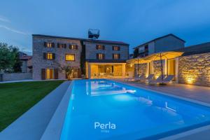 einen Pool im Hinterhof eines Hauses in der Unterkunft Charming stone Villa CX with large 50m2 heated pool in Brtonigla