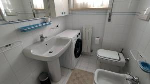 Gallery image of Appartamento Trilocale Cod. 50 - Taunus Vacanze in Marcelli +15 photos