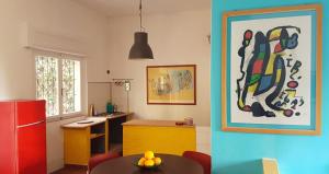 普羅基奧的住宿－Villa ai Pini di ArgonautiVacanze，厨房配有红色冰箱和桌子