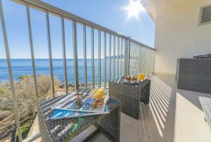 a balcony with a table and a view of the ocean at Apartamento Bellavista Puerto 4B in Cala Ratjada
