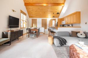 a living room with a couch and a kitchen at Sugarloaf by AvantStay Telluride Home In Great Location Near the Slopes in Telluride