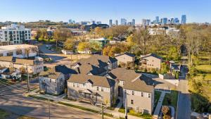 una vista aérea de las casas en un barrio con ciudad en Hart Suite Buyout 6 by AvantStay Two Nashville Town Houses w Stunning Amenities Design en Nashville