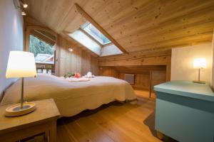 una camera con un letto in una casa di legno di Chalets d'en haut - Bonheur - Happy Rentals a Chamonix-Mont-Blanc