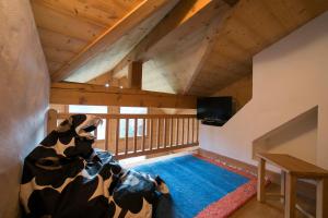 una camera con una sedia a rotelle in mansarda di Chalets d'en haut - Bonheur - Happy Rentals a Chamonix-Mont-Blanc