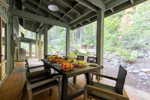 a dining room with a table with food on it at Everett by AvantStay 5mins to Squaw Valley wPool & HOT TUB in Olympic Valley