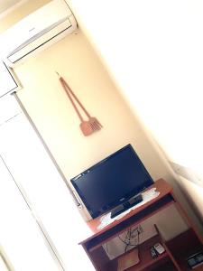 een flatscreen-tv zittend op een tafel bij La Casa Di Ida in Baiano