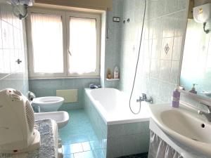 a bathroom with a tub and a toilet and a sink at La Casa Di Ida in Baiano