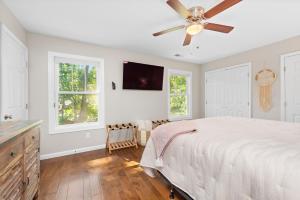 sypialnia z łóżkiem i wentylatorem sufitowym w obiekcie Cherry Blossom by AvantStay 6 Min to Downtown w mieście Asheville