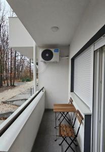 einen Balkon mit einer Bank, einem Ventilator und einem Fenster in der Unterkunft Dia in Vrnjačka Banja