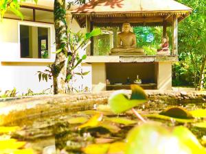 ベルワラにあるParadise Garden Beruwalaの池の中の展望台仏像