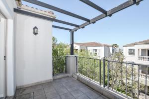 een balkon met een pergola bij 303 Formosa in Kaapstad