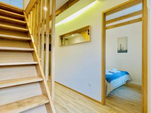 ヴィラ・ノヴァ・デ・ガイアにあるGreen House Gaia City Center - Guest SPAの階段付きの小さな家