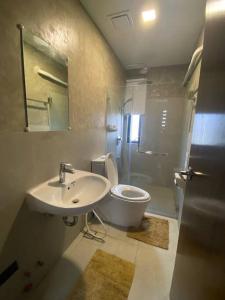 Koupelna v ubytování 3BR Beach House San Juan Batangas