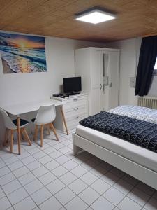 1 dormitorio con 1 cama y escritorio con ordenador en Home Medau Spiga 