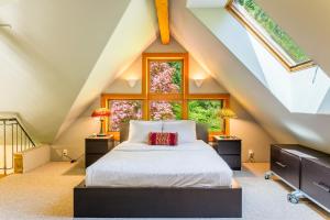 een slaapkamer met een bed en een raam bij Rhythm Waters Garden Paradise w Hot Tub Pond in Langley