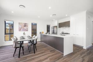 Dapur atau dapur kecil di Leppington 5Br house near Woolworths Tran station