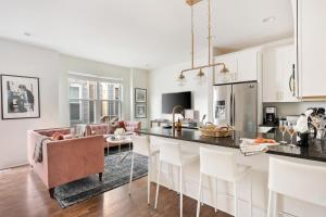 an open kitchen and living room with a counter top at Hart Suite 15 by AvantStay Gorgeous Town House w Modern Amenities in Nashville in Nashville