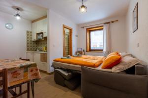 Un dormitorio con una cama grande y una cocina. en Black Lake Studios - Trepalle, en Livigno