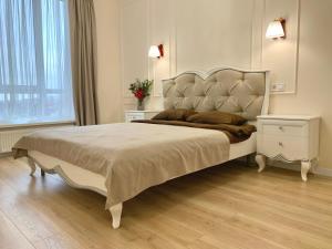 Кровать или кровати в номере Французская квартира с закатами ЖК Парк Фонтанов