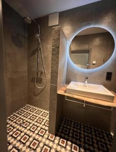 een badkamer met een wastafel en een spiegel bij Haus Bergquell App 4 in Willingen +12 foto's