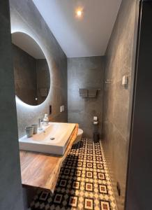 ein Bad mit einem Waschbecken und einem Spiegel in der Unterkunft Haus Bergquell App 4 in Willingen