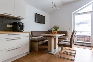 una cucina con tavolo e una sala da pranzo di Ferienwohnung Ettelsberg in Willingen a Willingen