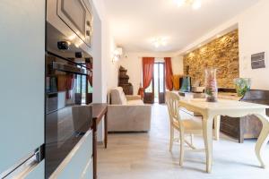 cocina y sala de estar con mesa y sillas en Il Casale Relax - 6km da Finale, en Bardino Vecchio