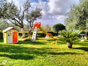 馬利諾的住宿－Al focolare di Enzo，一群在草地上玩耍的儿童游乐场设备