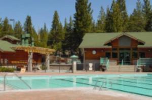 een groot zwembad voor een gebouw bij Whiskey Springs by AvantStay Classic Cabin Near Tahoe Donner Ski Area in Truckee